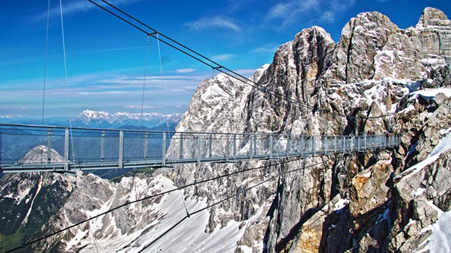 Du khách đến Dachstein's Stairway trước tiên phải băng qua cây cầu kính cao nhất nước Áo, dài 100 m này.
