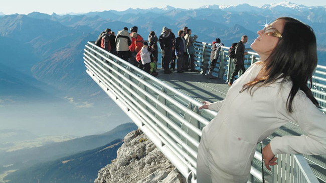 Băng qua 8 sông băng và chiếc cầu đáy kính này là một cách tuyệt vời để chiêm ngưỡng trọn vẹn khung cảnh Dachstein. Những ngày đẹp trời, du khách có thể nhìn thấy ngọn núi Triglav ở Slovenia cũng như những khu rừng của Cộng hòa Séc.
