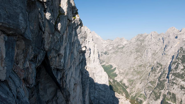 Cây cầu quan sát Alpspitze bao gồm hai dầm thép có chiều dài 24 mét. Nếu đủ can đảm để đi bộ đến cuối cây cầu kính, bạn có thể nhìn xuống thung lũng sâu 1.000 m ở bên dưới.
