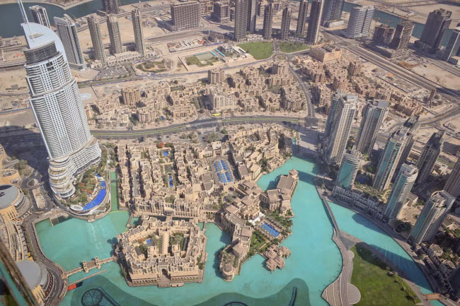 Từ trên đài quan sát của tòa nhà Burj Khalifa, du khách có thể chiêm ngưỡng toàn cảnh thành phố Dubai.
