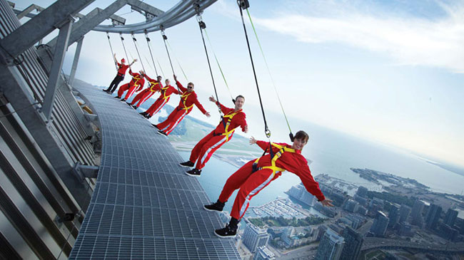 Nằm trên nóc nhà hàng của Tháp CN ở độ cao 356 mét, EdgeWalk ở Toronto cho phép du khách bám vào dây leo và đi bộ quanh rìa của tòa tháp cao nhất Canada này.
