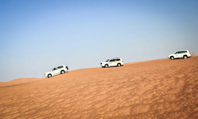 Khám phá sa mạc bằng xe Jeep: Xe địa hình được trang bị điều hòa là phương tiện lý tưởng để khám phá sa mạc ở Dubai vào buổi sáng.
