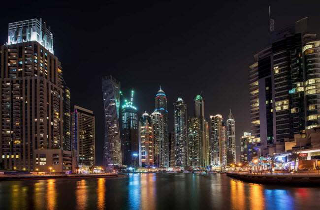 Dubai Marina: Đây là vịnh nhân tạo lớn nhất trên thế giới. Các tòa nhà ở đây được xây dựng dọc kênh nhân tạo dài 3km nổi với Vịnh Ả-rập.
