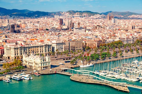 Barcelona nhìn từ cầu tàu du lịch.