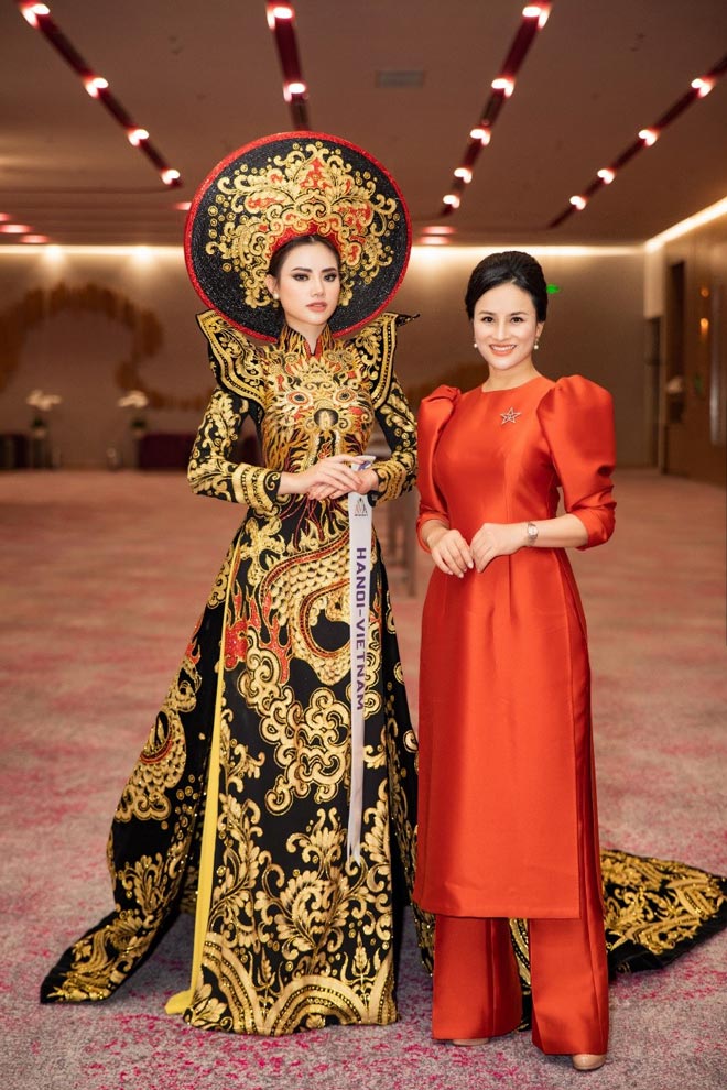 Người đẹp Hà Vi Vi chụp hình cùng mẹ - Á hoàng kim cương Hạnh Kimmy (chủ tịch HĐQT tập đoàn Kimmy Group)