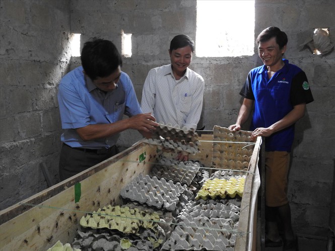 Lê Thành Trung (phải) hoàn lương, làm lại cuộc đời bằng đôi bàn tay lao động chân chính của mình