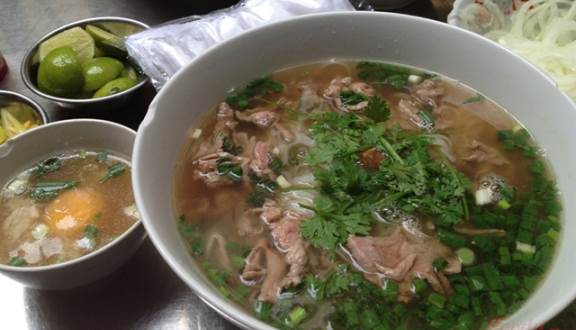 Phở Dậu được coi là một trong những quán phở gốc Bắc ngon nhất ở Sài thành. Ảnh: Foody