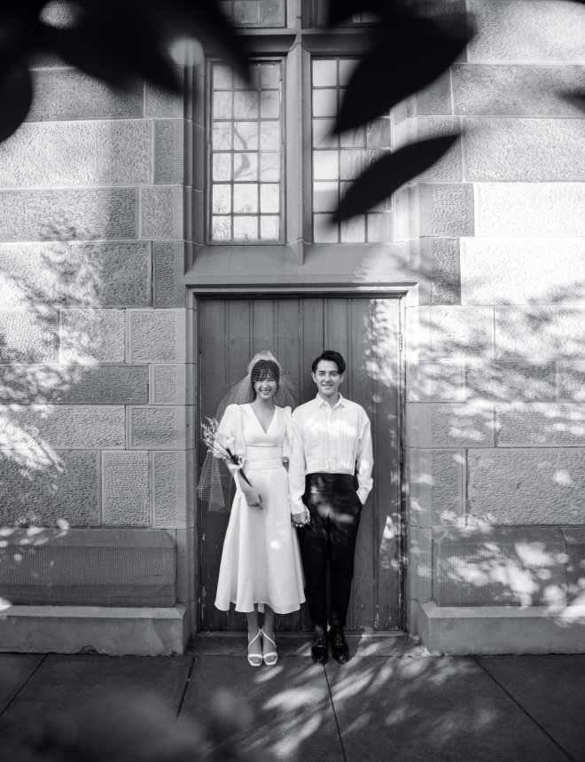 Đông Nhi tung ảnh cưới với tông màu trắng đen được thực hiện ở thành phố Sydney.