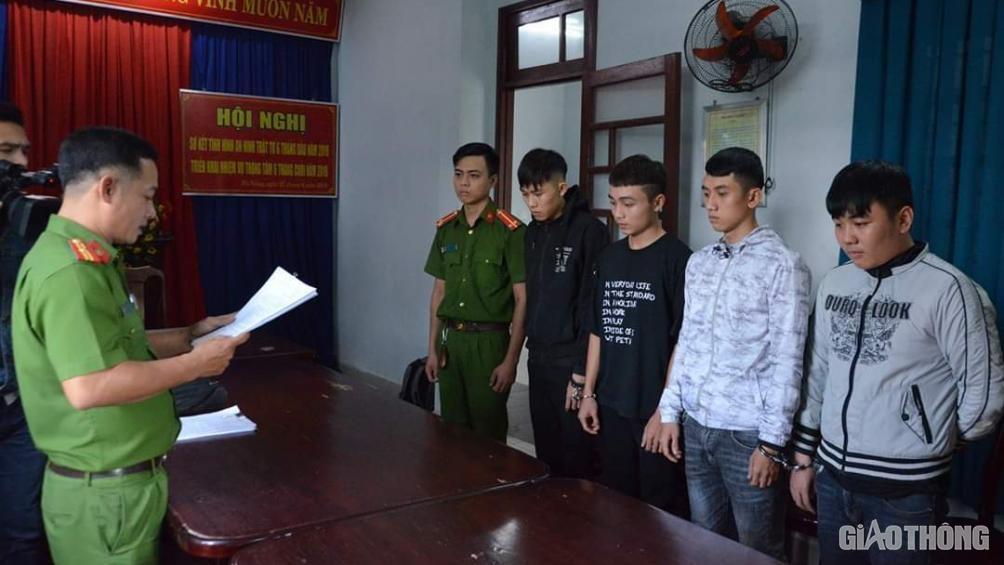 Cơ quan CSĐT Công an quận Liên Chiểu đọc lệnh khởi tố bị can, bắt tạm giam 4 sinh viên cướp tài sản