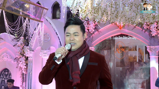 Nam ca sĩ còn thường được mời đi hát ở những đám cưới đại gia. Có tin đồn một lần hát ở tiệc cưới con đại gia, Quang Lê được trả 500 triệu đồng.