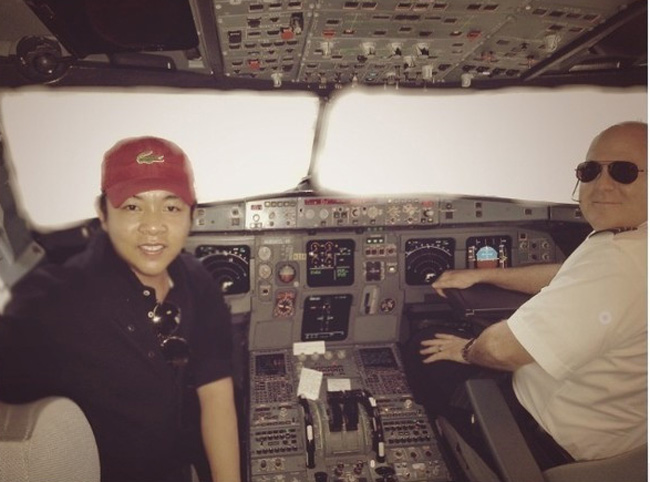 Quang Lê từng khoe hình ảnh ngồi cùng phi cơ trưởng trên máy bay.