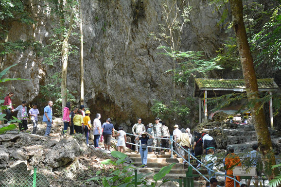 Du khách xếp hàng vào tham quan hang Tham Luang khi mới được cải tạo thành địa điểm du lịch (Ảnh: EPA)