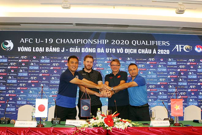 Các HLV tham dự họp báo bảng J vòng loại U19 châu Á 2020