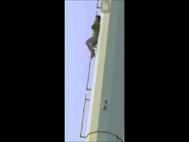 Thanh niên "hóa người nhện" leo thẳng lên cột điện cao thế giữa phố Hà Nội