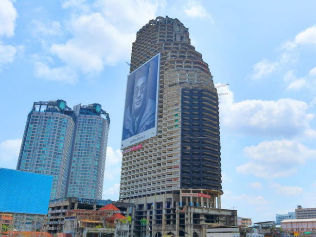 Từ bên ngoài, tòa tháp Sathorn Unique trông giống như các tòa nhà chọc trời khác ở thành phố Bangkok, Thái Lan.
