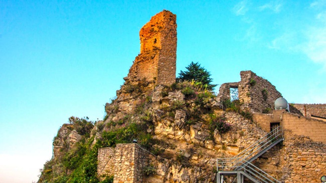 Thị trấn Camarata có kiến trúc cổ kính và cũng là điểm du lịch độc đáo. 