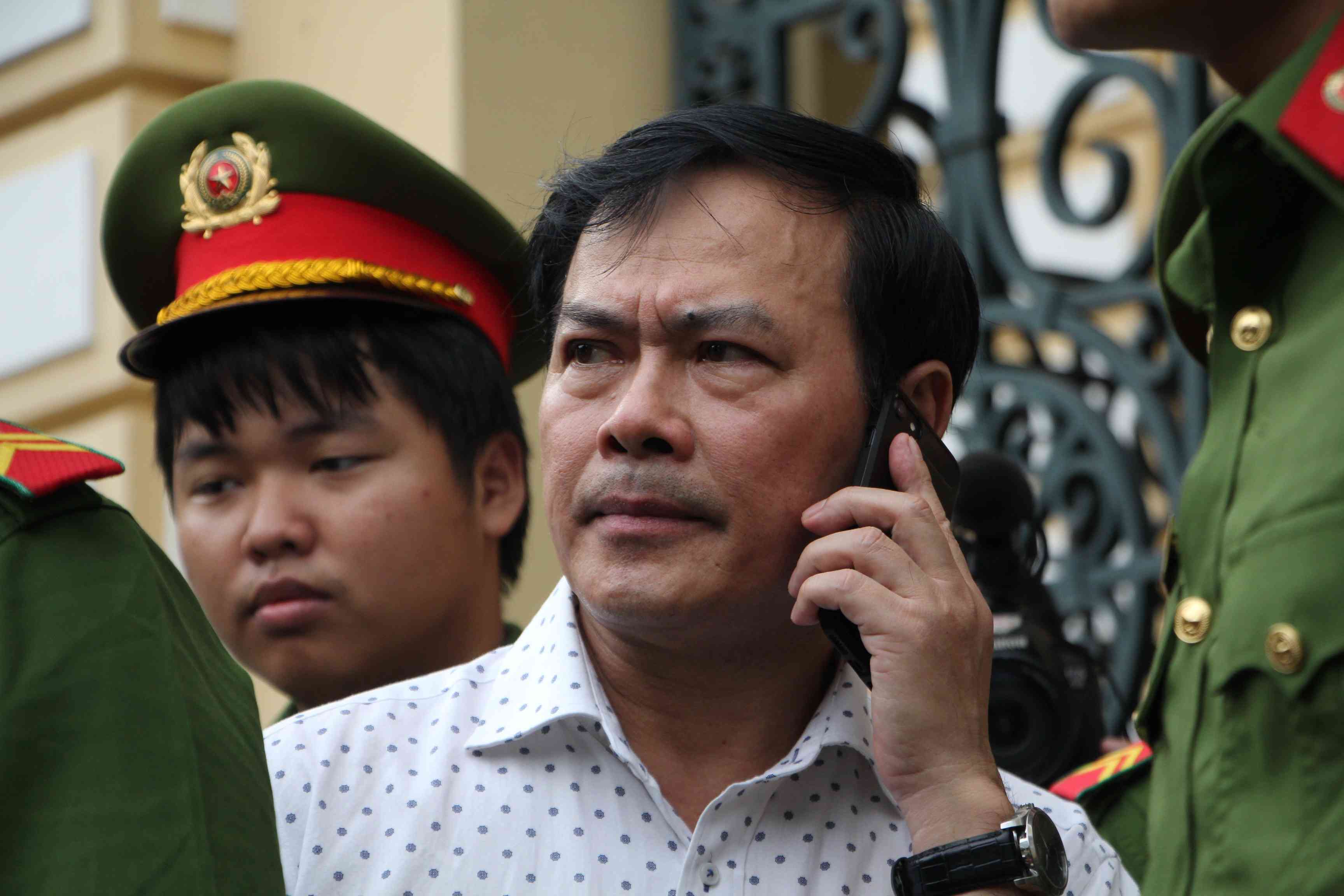 Ông Nguyễn Hữu Linh rời tòa án sau phiên xử sáng 6/11.