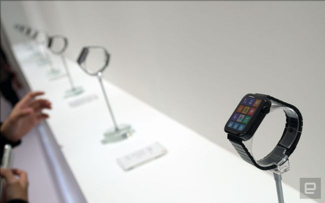 Mi Watch có mặt 44mm được bao phủ bởi màn hình AMOLED 1,78 inch cho mật độ điểm ảnh 326ppi. Sẽ có hai phiên bản có sẵn - một phiên bản có thân và dây đeo bằng nhôm, và một phiên bản có viền và dây đeo bằng thép không gỉ.