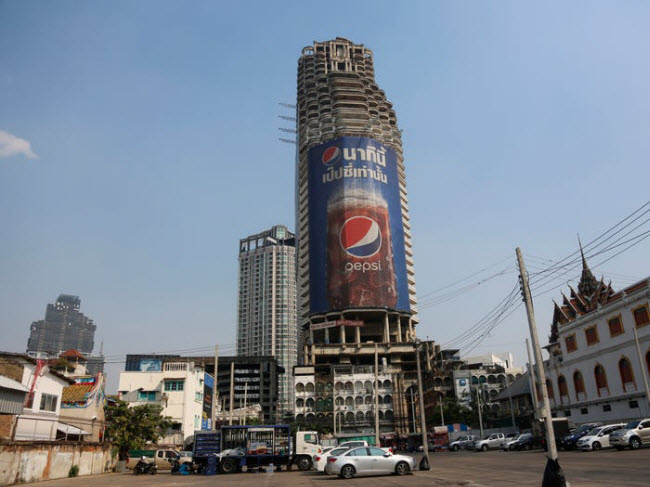 Tòa nhà bao gồm 49 tầng và nằm ngay cạnh nhà ga tàu điện Saphan Taksin ở trung tâm thành phố Bangkok.
