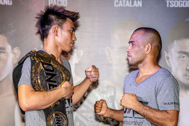 Joshua Pacio (trái) kém đồng hương Rene Catalan (phải) 17 tuổi