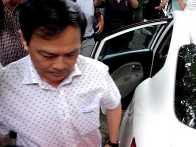 Nguyễn Hữu Linh chần chừ, không bước xuống xe khi tới tòa