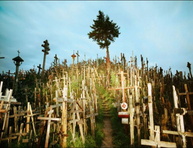 Đồi Crosses, Lithuania: Mặc dù nguồn gốc của địa điểm này đến nay vẫn còn là một bí ẩn, nhưng hàng ngàn cây thánh giá và các biểu tượng tôn giáo khác được đặt trên sườn đồi trong suốt gần 2 thế kỷ qua vẫn tạo ra nhiều ấn tượng đáng sợ.
