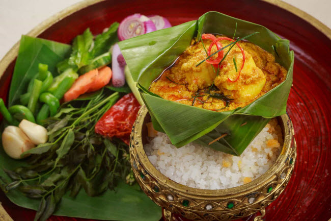 Cá Amok (Campuchia): Với món ăn này, cá được loại bỏ xương, cắt nhỏ và trộn với nước cốt dừa, trứng, nước mắm, đường cọ, ớt,... Nó thường được ăn kèm với cơm trắng.
