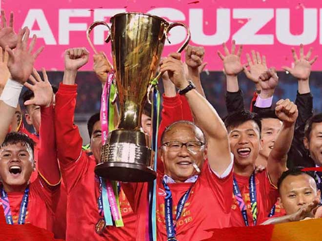 Chiếc cúp AFF cùng nhiều thành tích với bóng đá VN trong vòng hai năm của ông Park đã giúp bóng đá VN nhanh chóng vượt chỉ tiêu. Ảnh: NGỌC DUNG