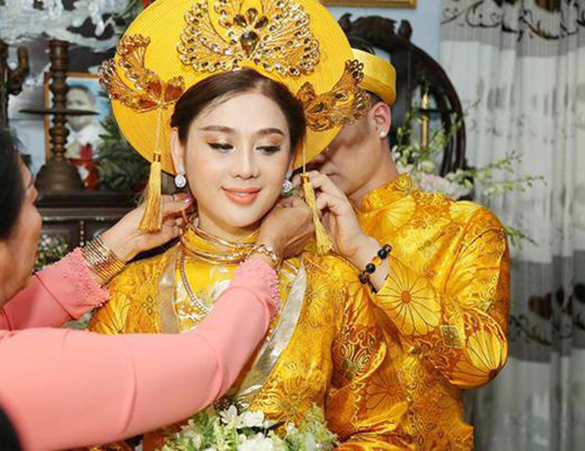 Trong ngày cưới, Lâm Khánh Chi cũng được tặng của hồi môn rất nhiều trang sức bằng vàng.