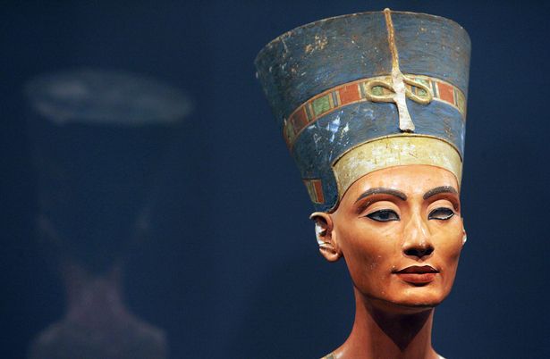 Bức tượng bán thân của nữ hoàng Nefertiti được phát hiện năm 1912.