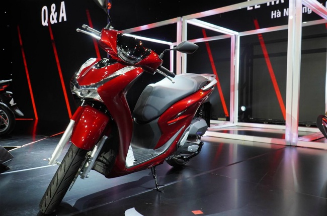 2020 Honda SH đã tạo cú hích lớn cho thị trường xe tay ga khi chốt ngày ra mắt trong tháng 11 này tại thị trường Việt Nam, thời điểm mà có thể nói đang vào giai đoạn nước rút cao điểm của thời gian mua sắm. Ảnh 2020 Honda SH bản màu đỏ trong lễ ra mắt tại Việt Nam.