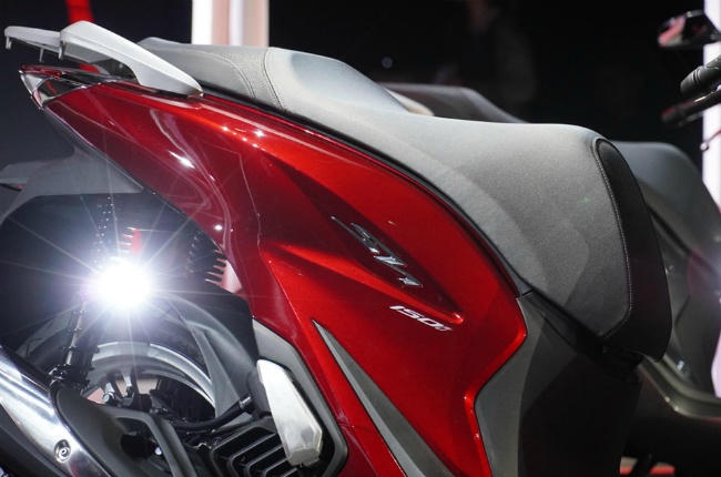Nếu quan sát cận cảnh thì thấy tấm ốp bên hông của 2020 Honda SH có nét cơ bắp hơn.