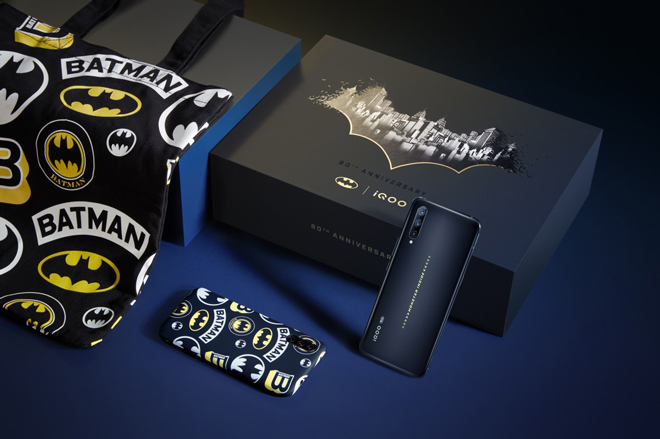 Hộp quà tặng kèm sẽ bao gồm túi tote và ốp lưng có logo Batman.