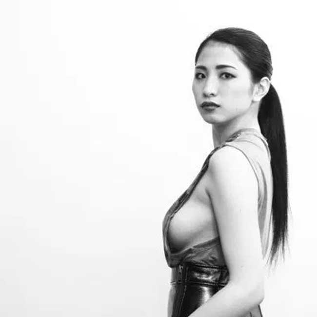 Cô yêu chuộng những kiểu trang phục gợi cảm - &#34;side boob&#34;.