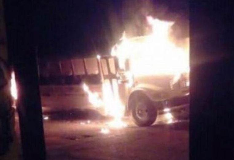 Một xe bus chở công nhân bị băng đảng ma túy phóng hỏa giữa đường&nbsp;tại Juarez (Ảnh: Seunonotixias)