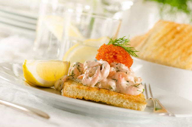 Toast Skagen (Thụy Điển): Được phát minh bởi Tore Wretman vào năm 1958, món ăn này bao gồm tôm, nước xốt kem và trứng cá muối.
