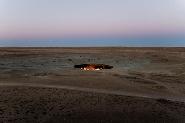 Cổng địa ngục, Turkmenistan: Nhiều du khách yếu bóng vía sẽ thấy hố lửa khổng lồ này giống như một cánh cổng dẫn đến địa ngục. Nhưng thực tế đây là một hang ngầm đầy khí đốt và ngọn lửa này đã cháy trong suốt 40 năm qua.
