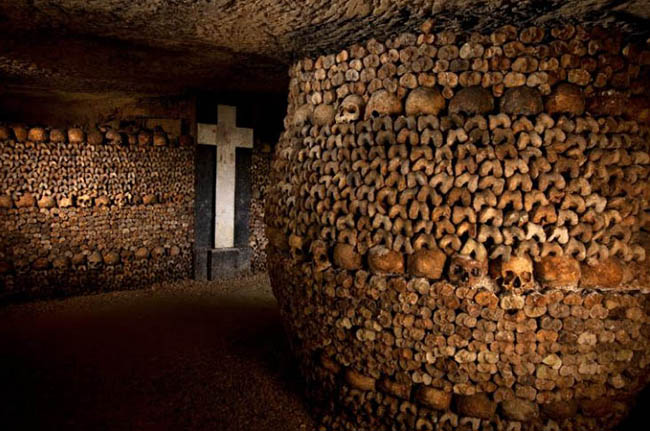 Hầm mộ Paris, Pháp: Dưới hệ thống cống ngầm này là xương cốt của hơn 6 triệu người. Nhiều bộ hài cốt được xếp chồng lên nhau thành những hoa văn phức tạp trông rất đáng sợ.
