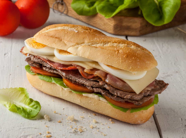 Chivito (Uruguay): Món bánh mì kẹp nổi tiếng của quốc gia Nam Mỹ bao gồm thịt bò, thịt đùi lợn, phó mát, trứng, cà chua và dầu ô liu.
