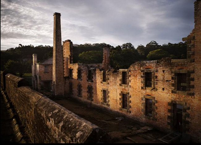 Port Arthur, Australia: Bị bỏ hoang vào năm 1877, Port Arthur nằm trên Bán đảo Tasman với một nhà nguyện, tháp canh và ngôi mộ tập thể của những tên tội phạm. Sự đổ nát và hoang vu này khiến nơi đây càng thêm cô đơn, lạnh lẽo.
