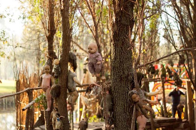 Đảo búp bê, Mexico: Những con búp bê hỏng bị treo lủng lẳng trên rừng cây tại hòn đảo ở Mexico trông thật đáng sợ, mặc dù ý nghĩa ban đầu của nó là để an ủi một đứa trẻ bị chết đuối.
