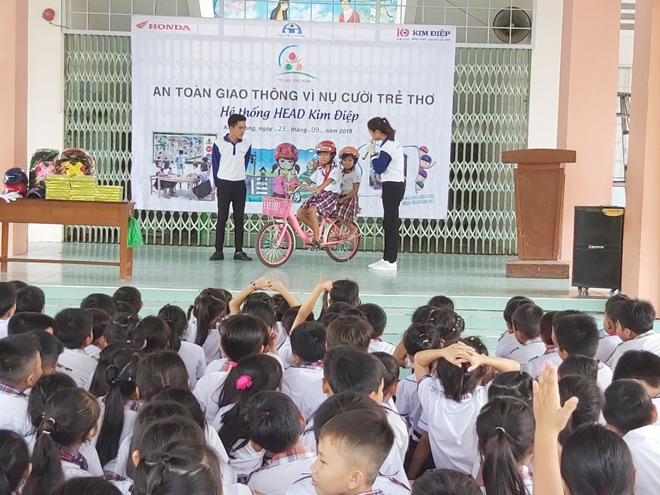 HEAD Kim Điệp hướng dẫn các em học sinh lái xe an toàn