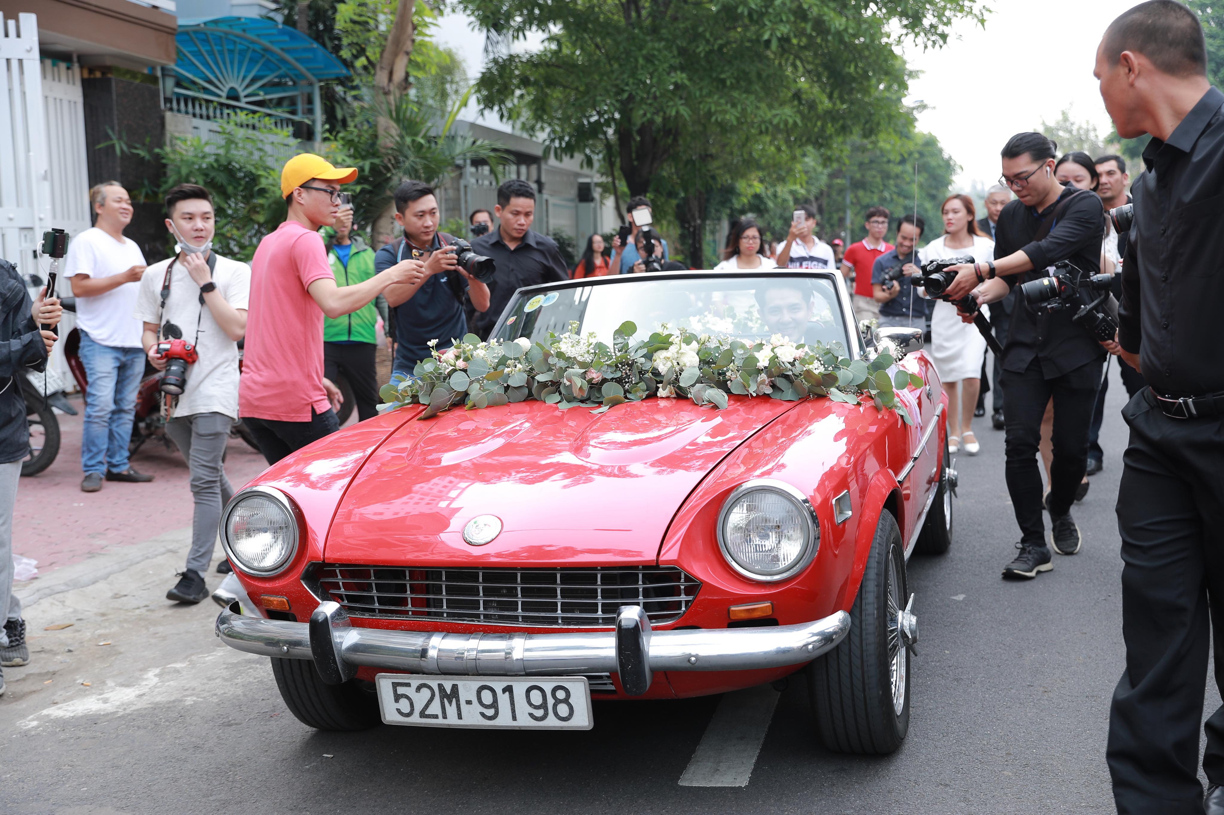 Đông Nhi đeo đầy vàng, được Ông Cao Thắng rước bằng siêu xe mui trần trong lễ ăn hỏi - 16