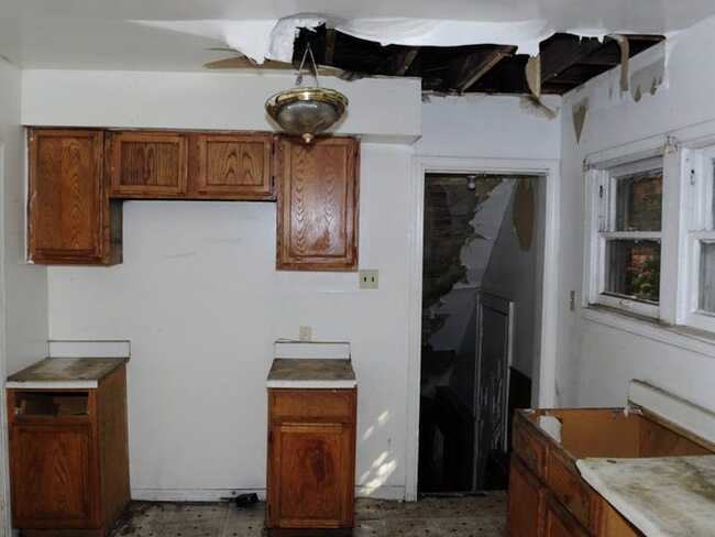 Hình ảnh căn bếp cũ trước khi được Orr tu sửa.
