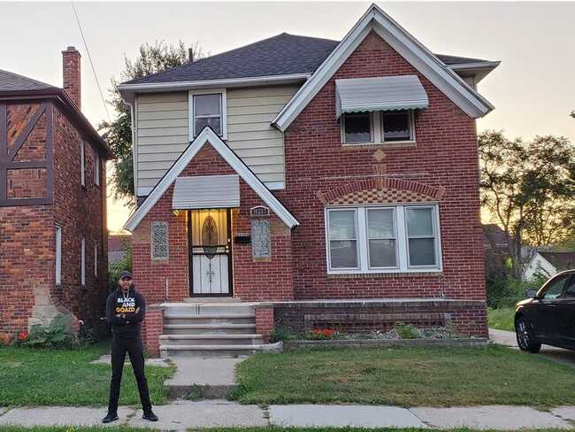 Vào tháng 3/2019, Orr đã mua căn nhà bên cạnh thông qua nền tảng mua nhà trực tuyến của chính quyền Detroit. Chàng thanh niên đã giành được ngôi nhà với giá 1.200 đô la. Hiện tại anh ấy đang cải tạo nó.