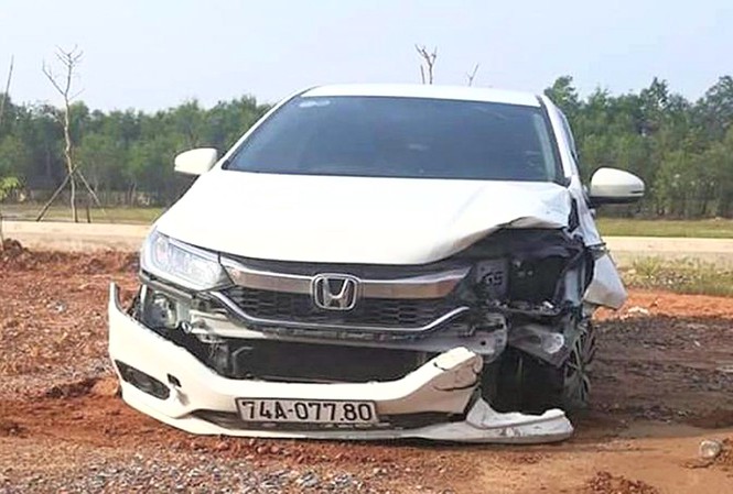 Chiếc xe ôtô 74A-077.80 bị hư hỏng phần đầu sau khi gây tai nạn rồi bỏ trốn