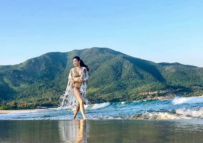 Hồi đầu năm 2019, Đan Lê khoe ảnh gia đình cùng đi du lịch, nghỉ dưỡng ở Cam Ranh - Nha Trang. Đây là lần hiếm hoi người hâm mộ thấy cựu MC thời tiết khoe dáng gợi cảm với bikini.