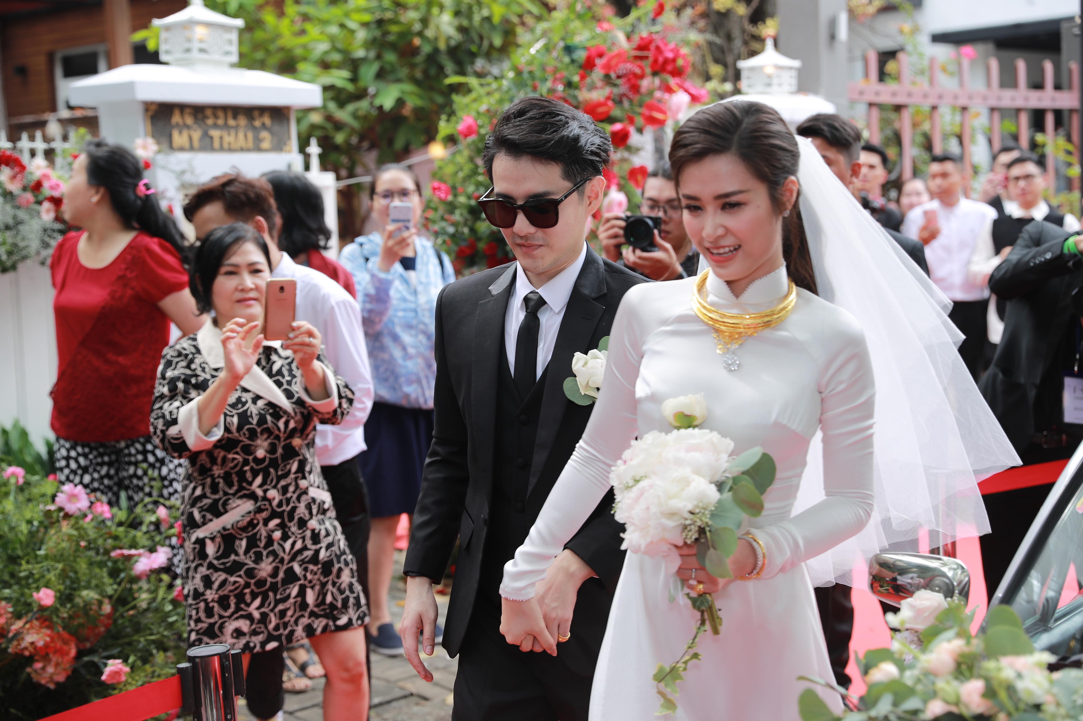 Cận cảnh những hình ảnh cực kỳ rõ nét của cô dâu Đông Nhi trong bộ váy cưới  đơn giản nhưng vô cùng thanh lịch