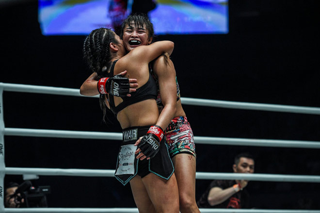 Hai nữ võ sỹ ôm nhau khi tiếng chuông hiệp 3 vang lên. Ảnh ONE Championship