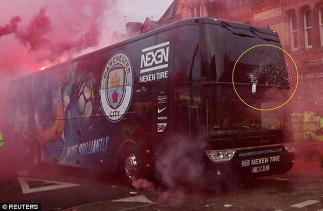 Xe bus chở Man City từng bị fan Liverpool tấn công kiểu khủng bố tháng Tư năm ngoái